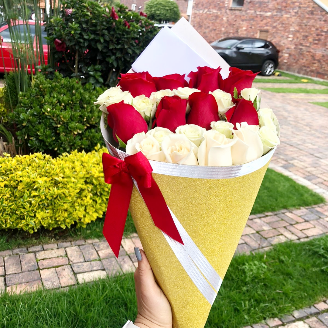 Bouquet Cono de Rosas - BOCADOS SORPRESA